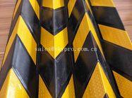 Высокая безопасность стоянки видимости предупреждая протекторы черного и желтого перемежения резиновые угловые