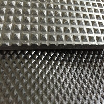 Anti-skidding Diamond and Pyramid Textured Rubber Mat 1.4M Width SBR Natural Rubber Flooring